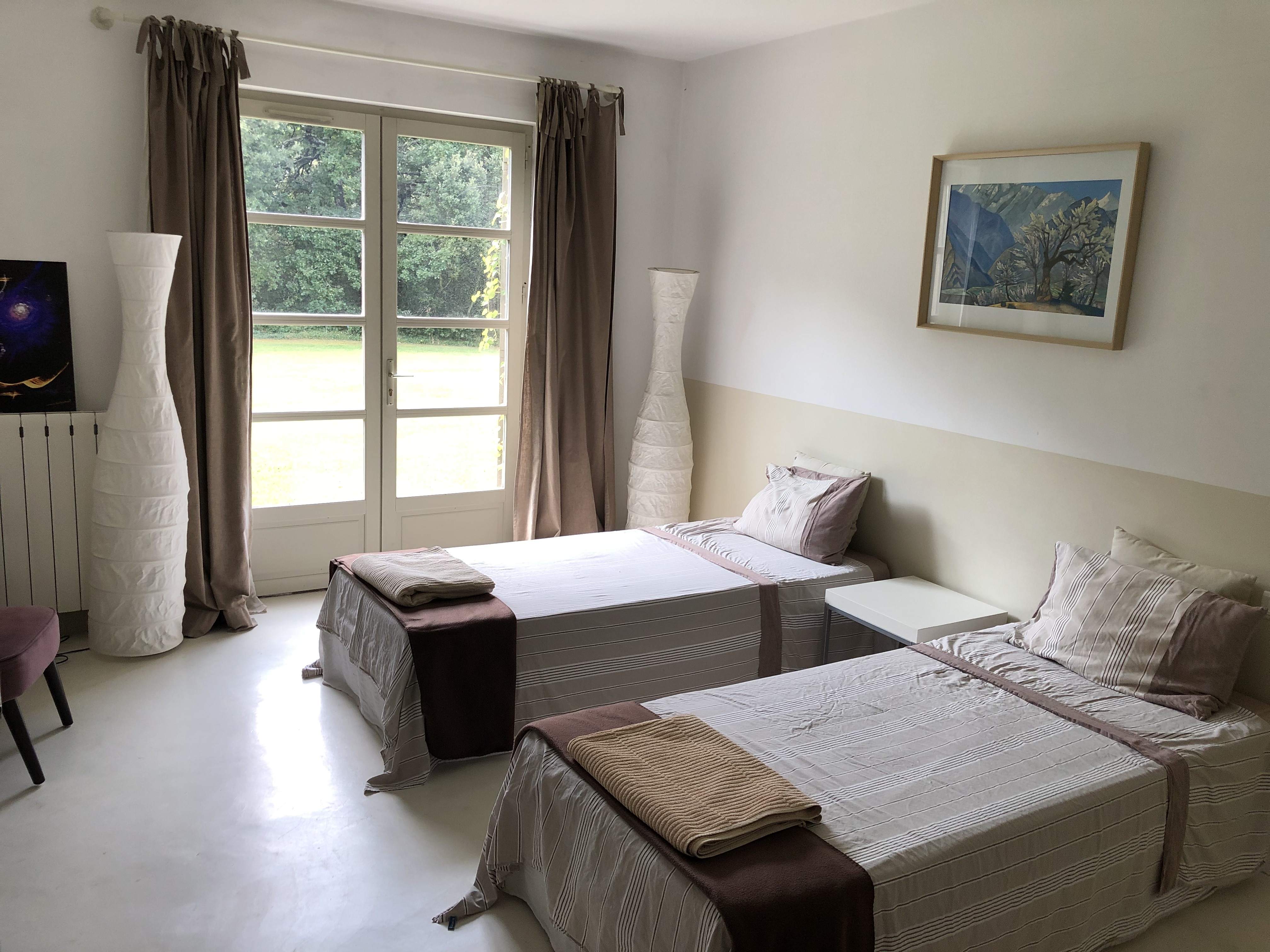 Chambre taupe à lits jumeaux
