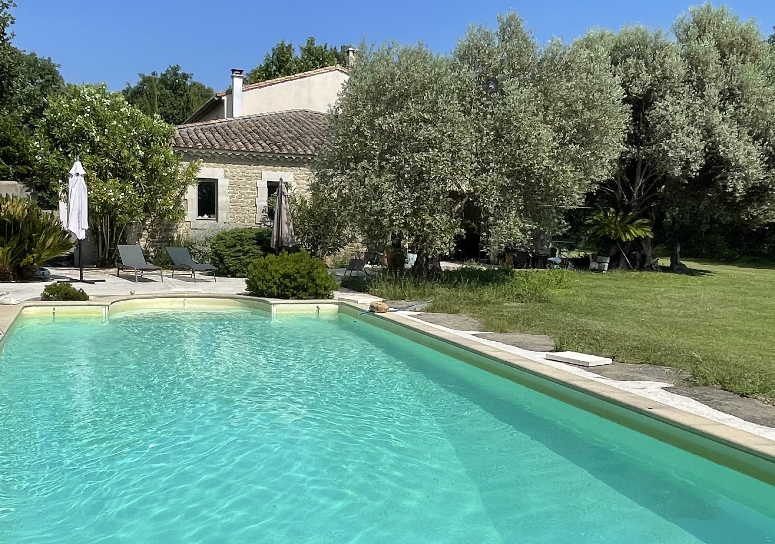 La piscine de 12 mètres du Mas Cambarlaud et le mas en arrière-plan